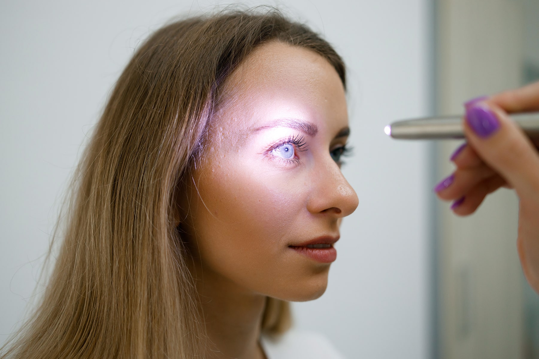 Woman getting a comprehenisve eye exam in Chattanooga, TN