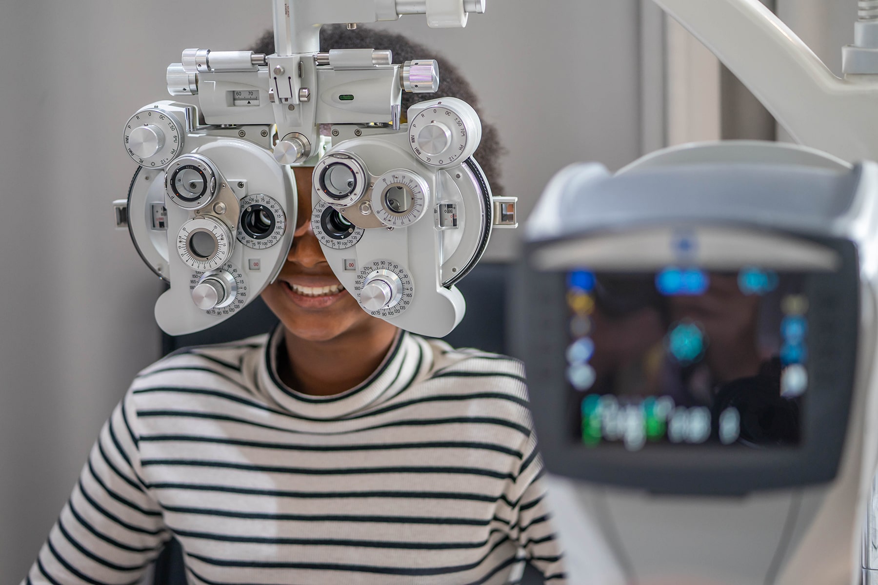 Girl doing a routine eye exam in Chattanooga, TN